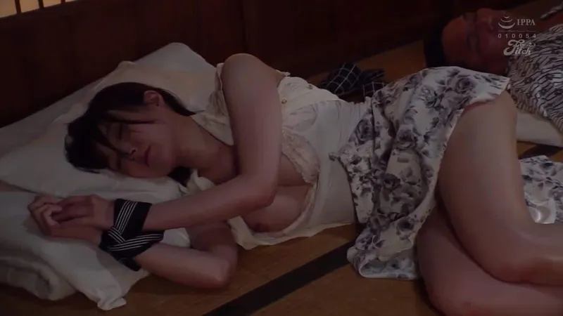 Xin chồng đi công chuyện với cấp trên, nữ nhân viên rơi vào kế hoạch của ông sếp biến thái