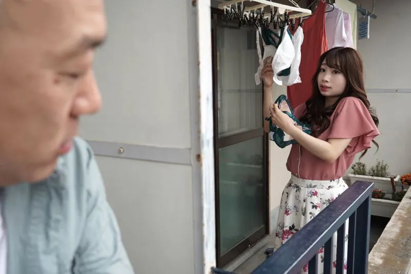 Gã gần nhà chuyên soi mói và cặp bà xã người chồng thường xuyên rên la quá to