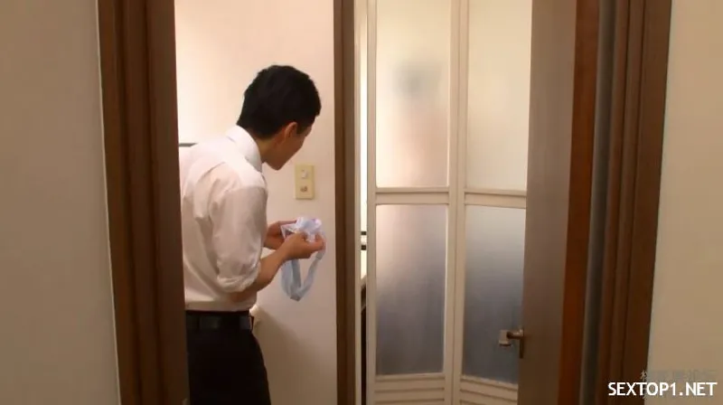 đến nhà chơi, thanh niên nhìn trộm mẹ nhân tình tắm