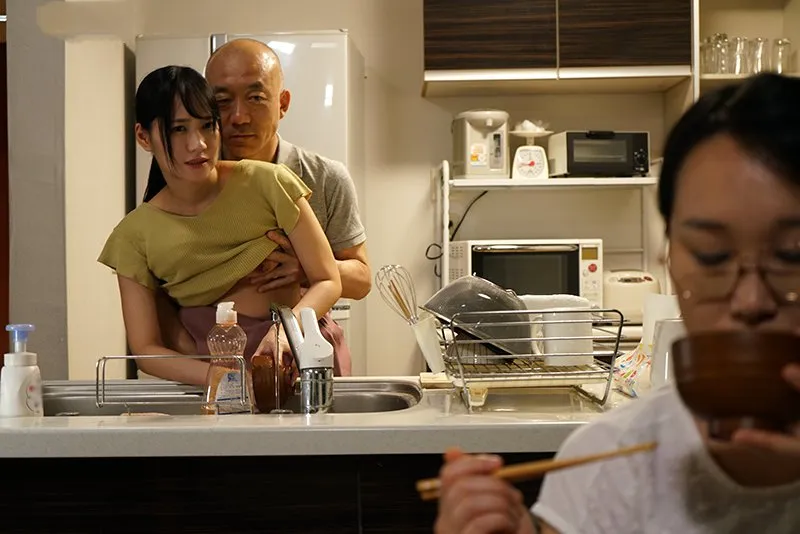 Chồng yêu chịch con gái riêng của vợ khi biết vợ yêu không thể sinh con cho mình