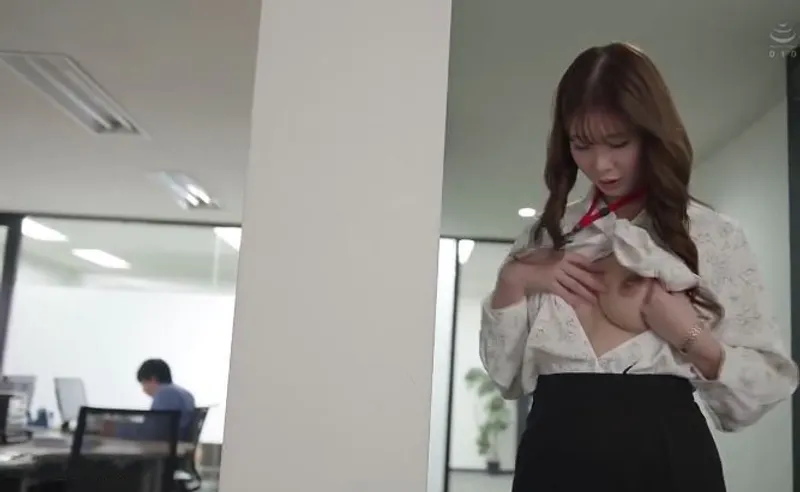 Bí ẩn của cô nhân viên có vẻ ngoài nghiêm nghị nhưng thực chất là "nữ quái dâm đãng"